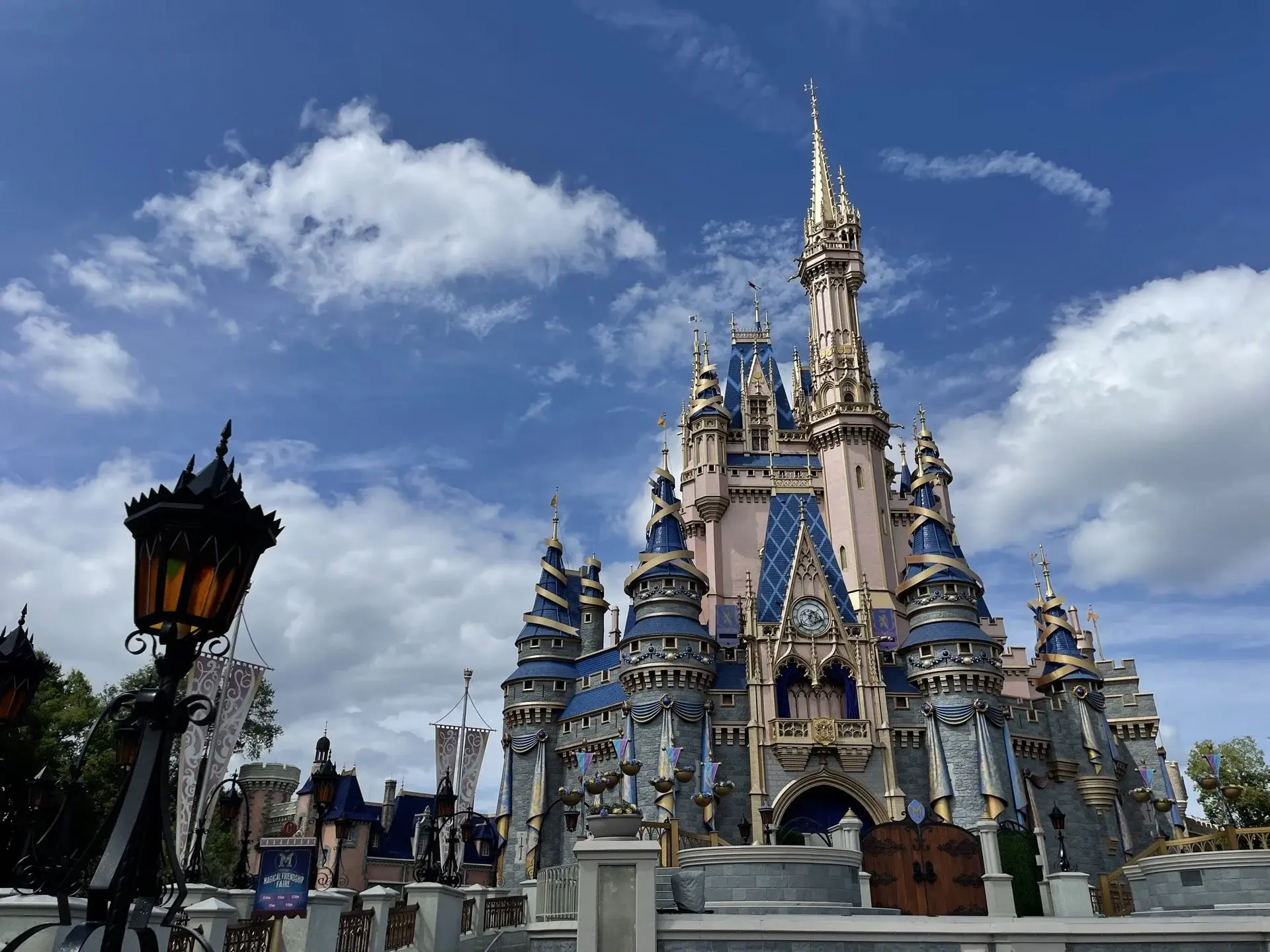 Cinderella Castle under a blue Florida sky — Magic Kingdom in Bay Lake, Florida