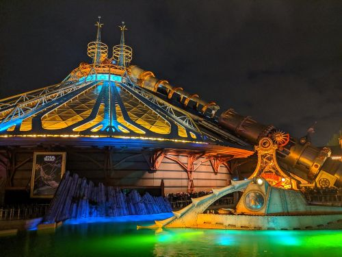 Space Mountain lit up at night in Discoveryland — Disneyland Park (Paris) in Chessy, Marne-la-Vallée