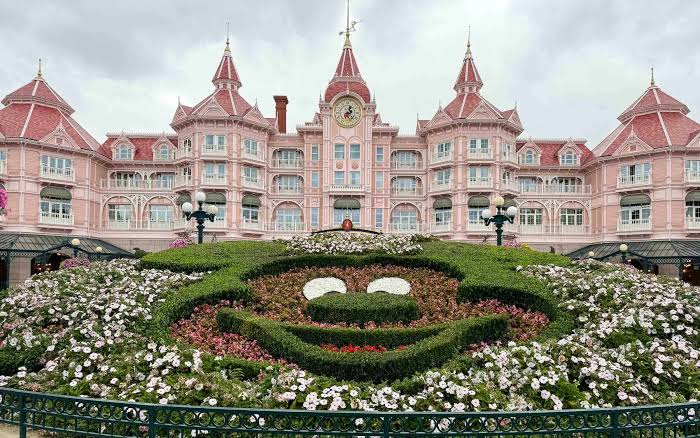 Disneyland Hotel and Mickey floral garden — Disneyland Park (Paris) in Chessy, Marne-la-Vallée