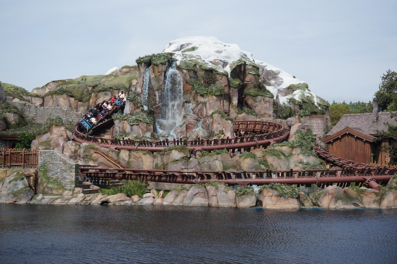 Big Grizzly Mountain Runaway Mine Cars racing past the waterfall — Hong Kong Disneyland in Lantau Island, Hong Kong