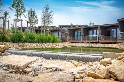 Modern Cabins Along the Stream at Hôtel Ecolodgee — Futuroscope in Chasseneuil-du-Poitou