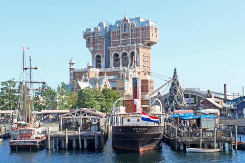 Tower of Terror Over American Waterfront Harbor — Tokyo DisneySea in Urayasu, Chiba