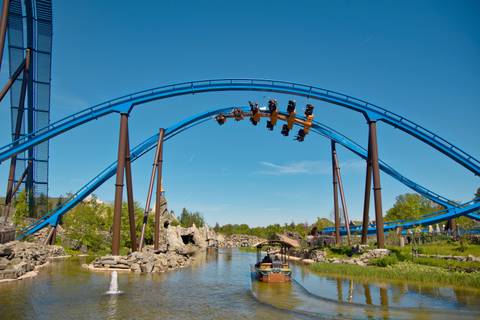Fēnix Wing Coaster Soaring Over Merlin's Quest — Toverland in Sevenum, Limburg