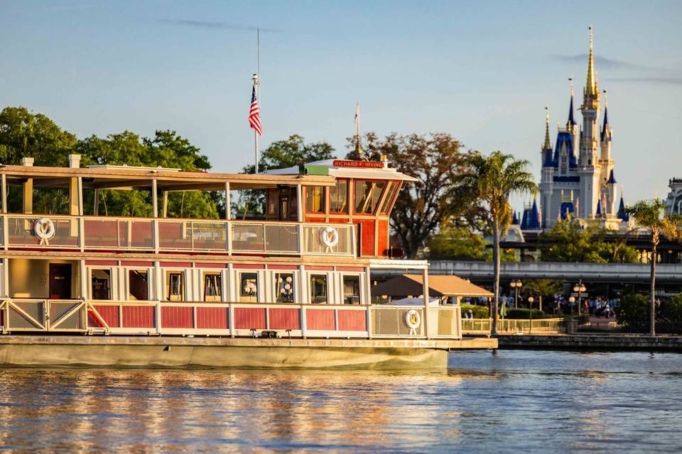 Featured photo for the article: Disneyland vs Disney World: Which Should You Visit?