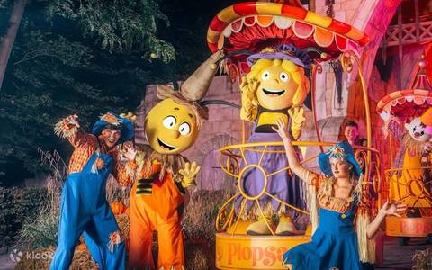 Maya the Bee Halloween Parade Performance — Plopsaland De Panne in De Panne