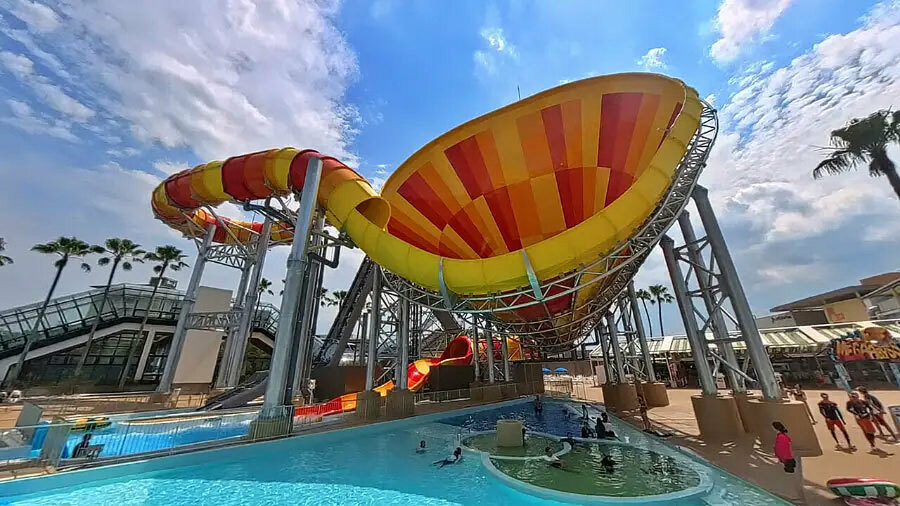 Mega Abyss slide at the Jumbo Seawater Pool, Nagashima Spa Land
