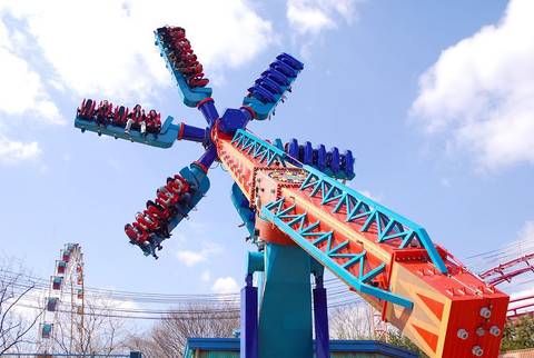Let's Twist Spinning Thrill Ride at Everland