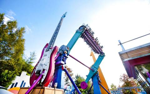 Double Rock Spin Thrill Ride in Motion — Everland in Yongin, Gyeonggi