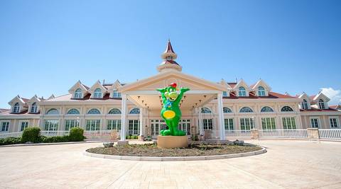 Gardaland Hotel Entrance with Prezzemolo Statue