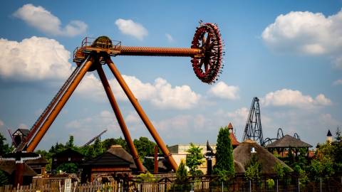 Aztek Swing Pendulum Ride in the Extreme Zone — Energylandia in Zator