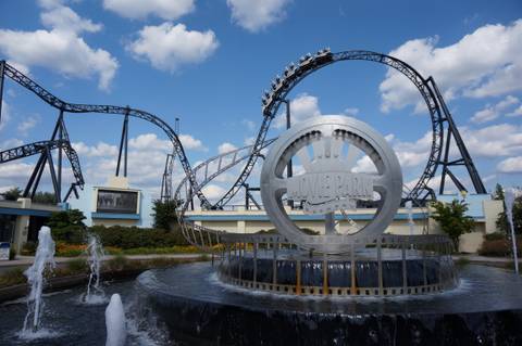 Entrance Film Reel Fountain and Star Trek Coaster — Movie Park Germany in Bottrop