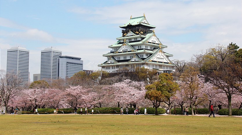 Osaka Castle, a landmark near the park