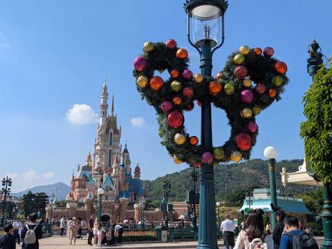 Castle of Magical Dreams Framed by Holiday Wreath — Hong Kong Disneyland in Lantau Island, Hong Kong