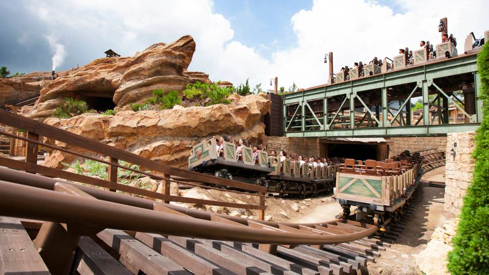 Big Grizzly Mountain Runaway Mine Cars at Hong Kong Disneyland