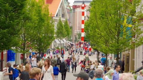 Crowds Strolling the Bustling Promenade at Liseberg