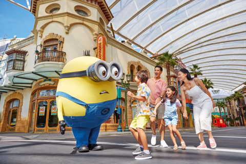 Meeting a Minion on Hollywood Boulevard — Universal Studios Singapore in Sentosa Island