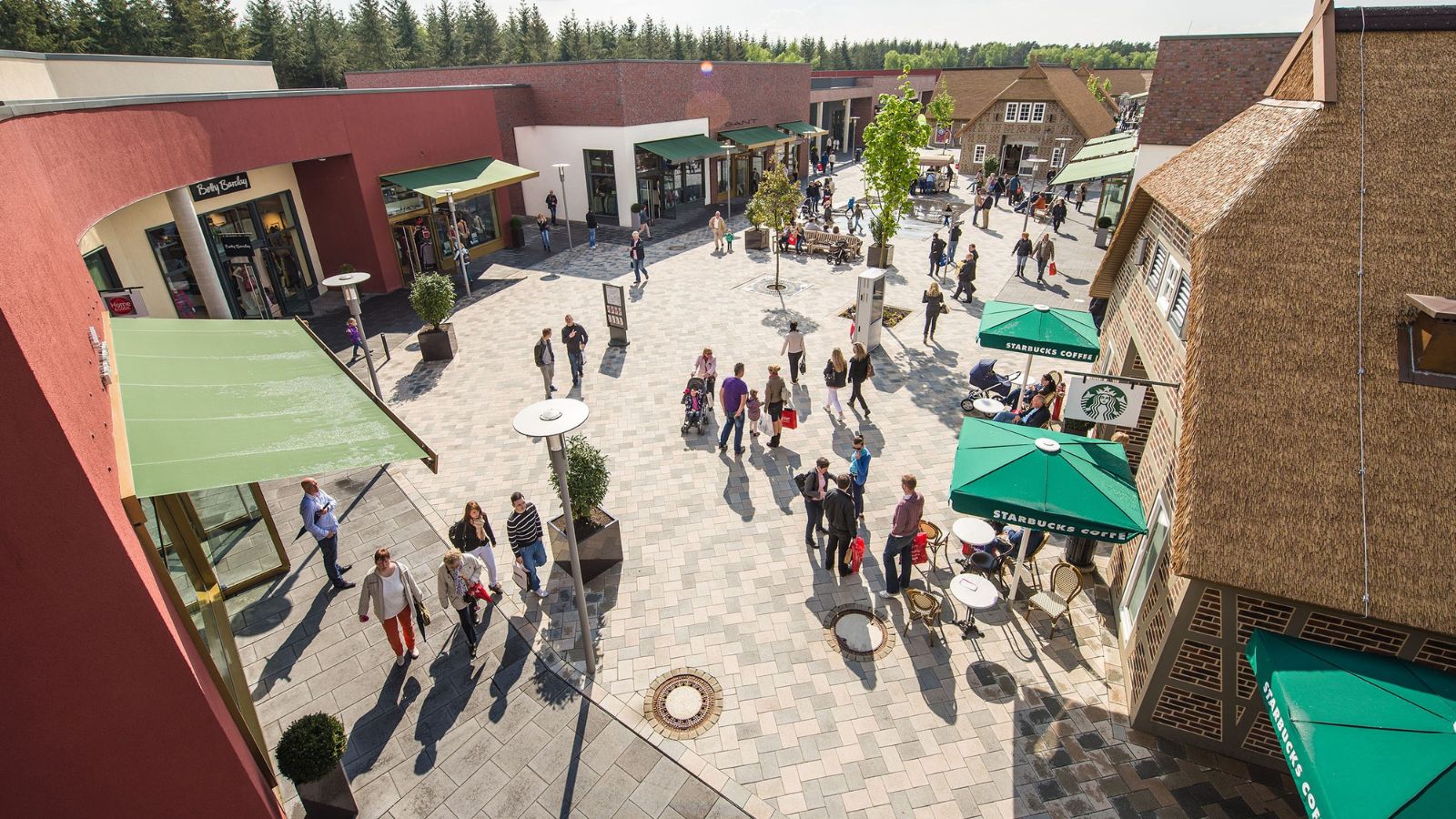 Designer Outlet Soltau, a shopping & dining near the park