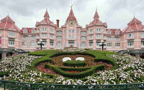 Floral Mickey in Front of the Disneyland Hotel — Disneyland Park (Paris) in Chessy, Marne-la-Vallée