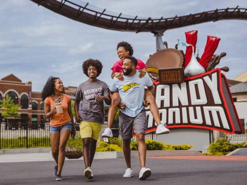 Guests Strolling Past Candymonium in Chocolatetown — Hersheypark in Hershey, Pennsylvania