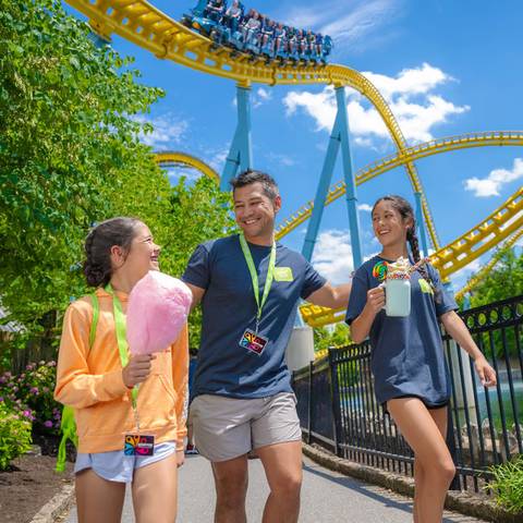 Family Enjoying Sweet Treats Beneath Skyrush Roller Coaster — Hersheypark in Hershey, Pennsylvania