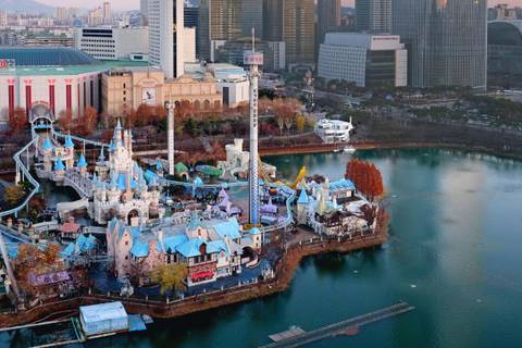 Aerial View of Magic Island on Seokchon Lake — Lotte World in Seoul