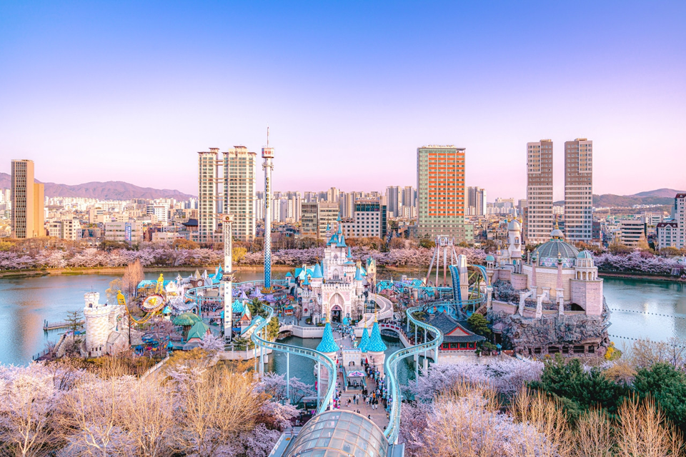 Photo accompanying the news update: Lotte World climbs to #-33 as 39 parks shift
