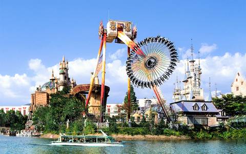 Gyro Swing Flying Over Magic Island — Lotte World in Seoul