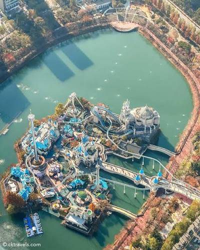 Aerial View of Magic Island on Seokchon Lake — Lotte World in Seoul