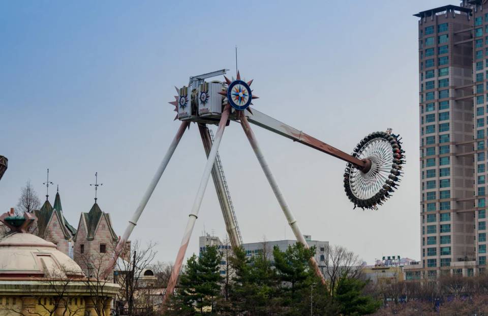 Gyro Swing at Lotte World