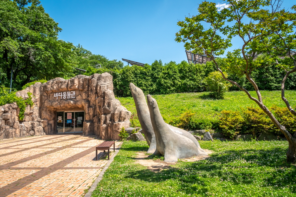 Seoul Grand Park Zoo, a zoo near the park