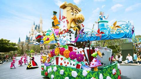 Alice in Wonderland Float Passing Cinderella Castle — Tokyo Disneyland in Urayasu, Chiba