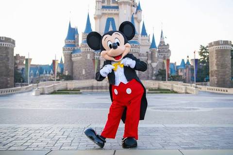 Mickey Mouse in Front of Cinderella Castle — Tokyo Disneyland in Urayasu, Chiba
