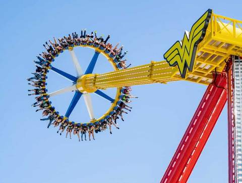 Riders Swinging High on Wonder Woman Lasso of Truth — Six Flags Great Adventure in Jackson